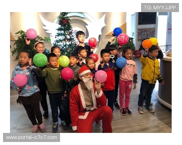 社区水球体验课报名火爆，家长带娃参与