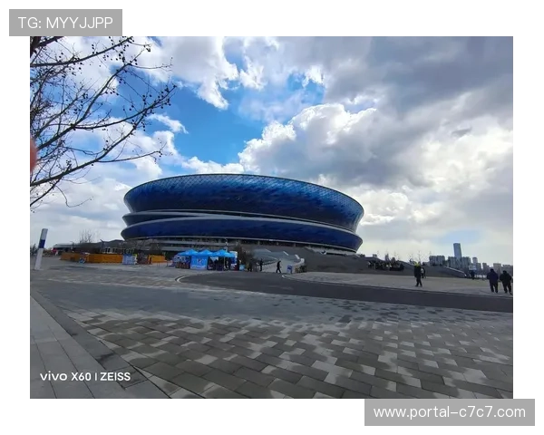 大连梭鱼湾球场：三面环海的专业足球场成中超靓丽风景线